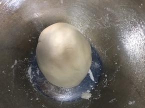 揉成光滑面团，密封醒发半小时
