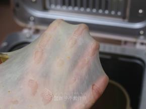 用后油法将面团揉到完全阶段，即能拉出手套膜。