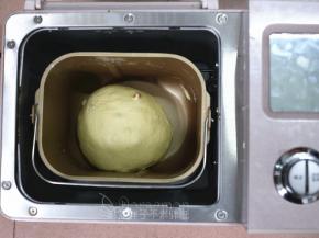 加入糖渍橙皮丁，大致揉匀。