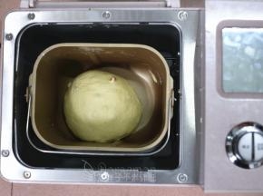 加入糖渍橙皮丁，大致揉匀。