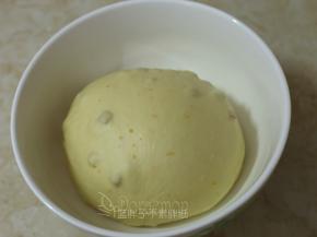 将面团团圆，放入大碗中，盖上保鲜膜，放到东菱烤箱中，30℃发酵。