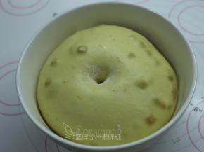 大概60分钟后，面团发酵到两倍大，手指沾面粉戳一个洞，不回缩、不塌陷即表示发酵完成。