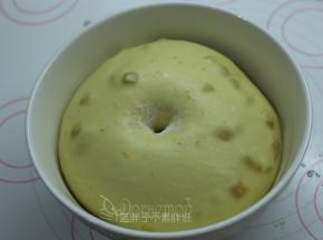 大概60分钟后，面团发酵到两倍大，手指沾面粉戳一个洞，不回缩、不塌陷即表示发酵完成。