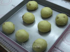 发酵好的面团按压排气，之后平均分成8个面团，将它们都滚圆之后盖上保鲜膜松弛15分钟。
