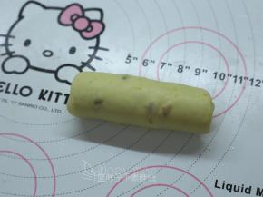 由上往下卷起来，收口记得捏紧。