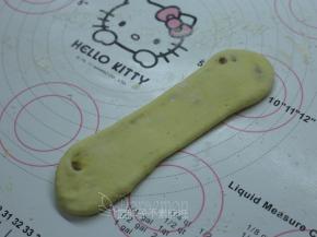 接着把面团再次擀开。