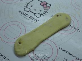 接着把面团再次擀开。