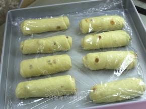 8个面团都如此处理，完成第一次擀卷，盖上保鲜膜松弛15分钟。