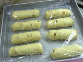 8个面团都如此处理，完成第一次擀卷，盖上保鲜膜松弛15分钟。