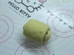 由上往下卷起来，8个面团全部这样处理好。