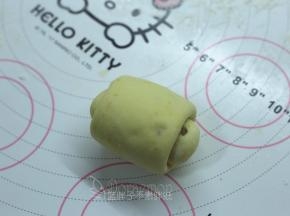 由上往下卷起来，8个面团全部这样处理好。