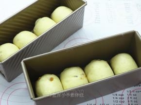 4个一组放入模具中。