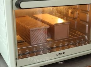 发酵好的面团盖上吐司盖，送入预热好的烤箱，下层，上下火170℃，烘烤35分钟。