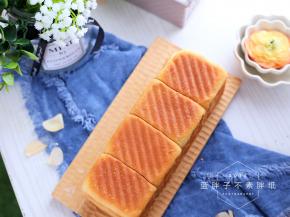 烤好的吐司立即脱模，侧放在烤网上晾凉。