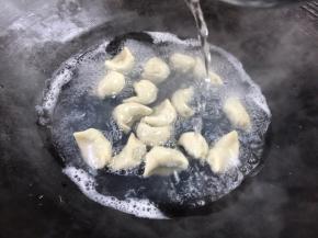 打开锅盖，淋入少许冷水