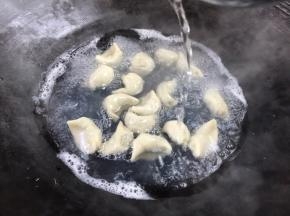 打开锅盖，淋入少许冷水