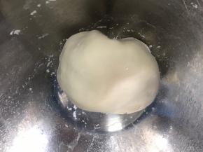 半小时后再把面团揉匀，再密封醒发半小时，一次做至两小时