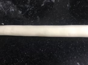 两小时后，把面团揉匀，搓成手指粗的长条