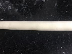 两小时后，把面团揉匀，搓成手指粗的长条