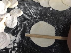 一筷子擀成饺子皮（也可以用擀面杖轻轻的擀成饺子皮）