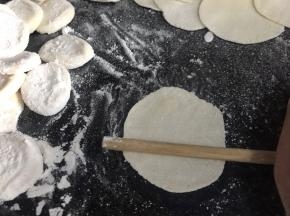 一筷子擀成饺子皮（也可以用擀面杖轻轻的擀成饺子皮）