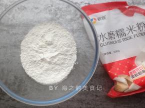 100克糯米粉装入碗里