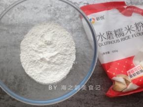100克糯米粉装入碗里