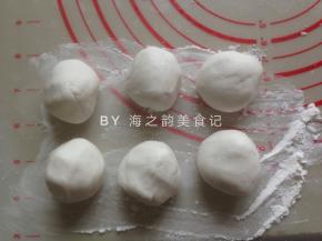 倒入82克水，和成比较柔软的面团，分成6份，搓圆，先盖上保鲜膜，防止风干