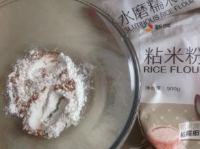 继续做尾巴和耳朵部分的糯米团，另一个碗里装入15克糯米粉，7克粘米粉和1克可可粉，拌均匀