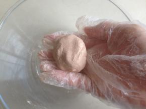 再倒入17克水，和成棕色的糯米团，不要看着和好的面团颜色很淡，蒸好后颜色就会变深了