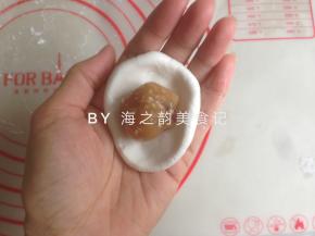 白色小糯米团压扁后放入馅料