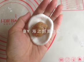 白色小糯米团压扁后放入馅料