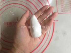 收口搓圆后，搓成一头尖一头圆的水滴形，全部做好先放入垫有油纸的蒸锅里