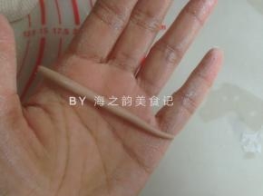 棕色面团揪出一小部分搓长做尾巴，搓小小的面团压扁成水滴形做耳朵