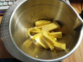 黄油室温软化，这一步很关键，影响后面的面糊的浓稠度，一定不要着急，着急的话就隔水加热软件，但是一定要控制时间不要融化成液体。