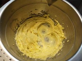 加入玫瑰海盐，打蛋器低速稍微打发一下，颜色变浅了就可以了。