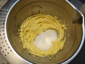 加入细砂糖，先用打蛋器简单拌匀，快速打发。