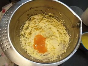 接着把蛋黄和香草精也加进去，接着把1个蛋黄和1g香草精也加进去。