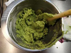 低筋面粉跟抹茶粉过筛分两次加进去，然后用刮刀切拌混匀，黄油软化到位了，面粉是容易的被黄油吸收进去的，拌匀到看不见干粉就马上停止了，切勿过度搅拌，面粉起筋，曲奇花纹就可以能会消失。