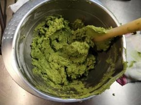低筋面粉跟抹茶粉过筛分两次加进去，然后用刮刀切拌混匀，黄油软化到位了，面粉是容易的被黄油吸收进去的，拌匀到看不见干粉就马上停止了，切勿过度搅拌，面粉起筋，曲奇花纹就可以能会消失。