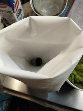 然后用刮刀切拌混匀，黄油软化到位了，面粉是容易的被黄油吸收进去的，拌匀到看不见干粉就马上停止了，切勿过度搅拌，面粉起筋，曲奇花纹就可以能会消失。