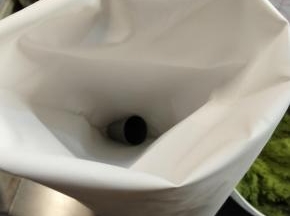 然后用刮刀切拌混匀，黄油软化到位了，面粉是容易的被黄油吸收进去的，拌匀到看不见干粉就马上停止了，切勿过度搅拌，面粉起筋，曲奇花纹就可以能会消失。