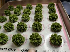 挤花之前先把烤箱上下火150度预热，预热时间最少10分钟，最好是挤花完成前一直保持加热状态，具体挤花的形状根据个人喜欢。满盘的曲奇进入烤箱中层烘烤（三层烤箱就中间那层，四层烤箱下面数上来第二层），150度烘烤约20分钟，大家还需要根据自家烤箱的情况来调节。