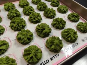 曲奇刚刚烤好之后肯定是软的，一定不要去动它，等它室温自然冷却就会变得酥脆了，冷却后室温放在密封罐里面，可以保存2周以上，曲奇是不能冷藏的，冷藏出来后会受潮变软的，必须室温放置。