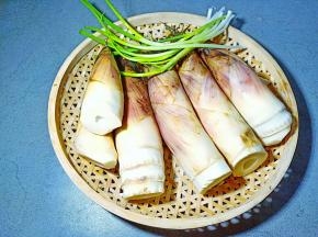 刚挖的雷笋要趁着新鲜做才美味。
