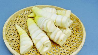 笋去除外壳的最好方法最好方法不是用手剥，而是用刀将笋正中直向划一刀，这样比较好去除笋壳。