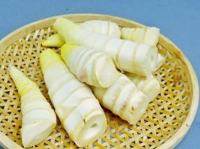 笋去除外壳的最好方法最好方法不是用手剥，而是用刀将笋正中直向划一刀，这样比较好去除笋壳。