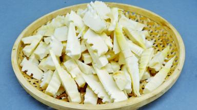 雷笋切成寸段。