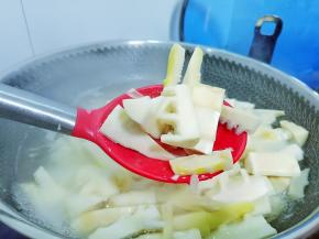 雷笋焯水5分钟捞起控水。