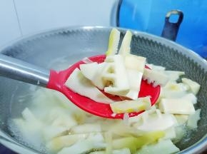 雷笋焯水5分钟捞起控水。